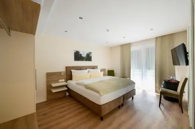 Ein Bett oder Betten in einem Zimmer der Unterkunft Gästehaus zum Weintraum