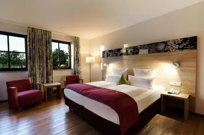 Ein Bett oder Betten in einem Zimmer der Unterkunft Weingut Sandwiese Winzerhotel