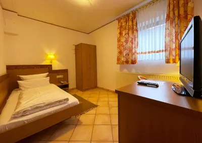 Ein Bett oder Betten in einem Zimmer der Unterkunft Weingut Sandwiese Winzerhotel