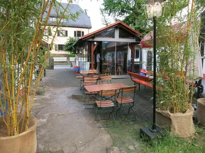 Ein Garten an der Unterkunft Stadtwohnung im Grünen