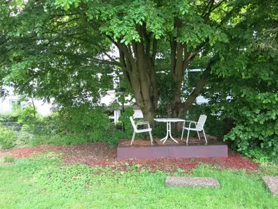 Ein Garten an der Unterkunft Stadtwohnung im Grünen