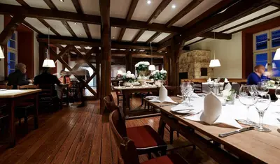 Ein Restaurant oder anderes Speiselokal in der Unterkunft Weinhaus Henninger