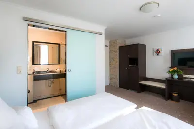 Ein Bett oder Betten in einem Zimmer der Unterkunft Birkenfelder Hof