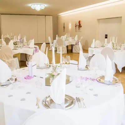 Ein Restaurant oder anderes Speiselokal in der Unterkunft Hotel Krone