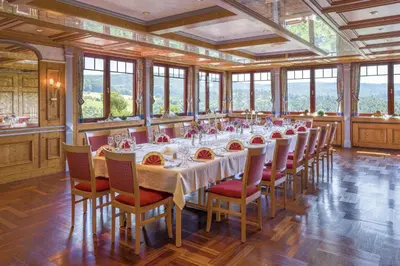 Ein Restaurant oder anderes Speiselokal in der Unterkunft PANORAMA Hotel Heimbuchenthal