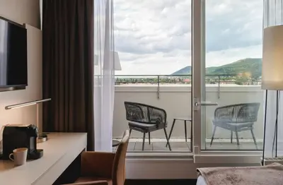 Ein allgemeiner Bergblick oder ein Berglick von des Hotels aus