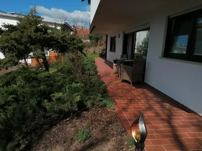 Ein Garten an der Unterkunft FeWo mit Burgblick