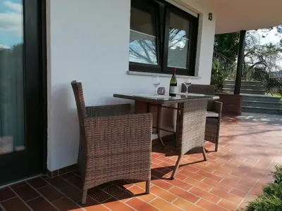 Ein Balkon oder eine Terrasse in der Unterkunft FeWo mit Burgblick