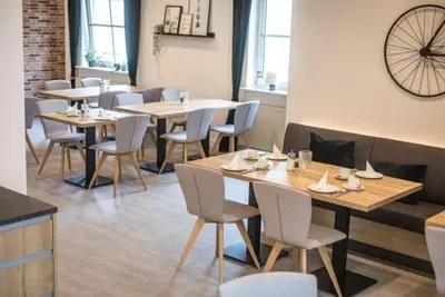 Ein Restaurant oder anderes Speiselokal in der Unterkunft Hotel Lehn