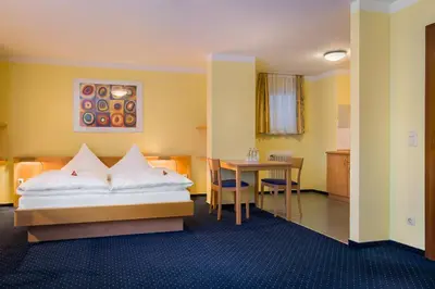Ein Bett oder Betten in einem Zimmer der Unterkunft acora Karlsruhe Zentrum Living the City - Apartments