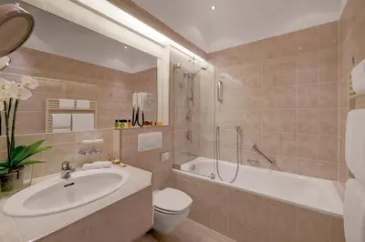 Ein Badezimmer in der Unterkunft Hotel Europäischer Hof Heidelberg, Bestes Hotel Deutschlands in historischer Architektur