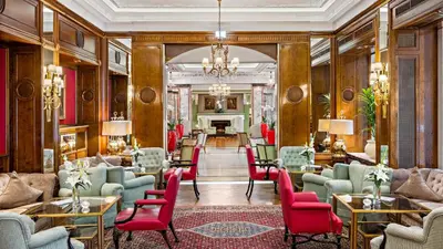 Ein Sitzbereich in der Unterkunft Hotel Europäischer Hof Heidelberg, Bestes Hotel Deutschlands in historischer Architektur