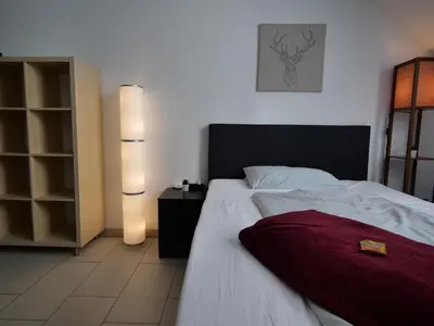 Ein Bett oder Betten in einem Zimmer der Unterkunft Rooftop Apartment by Rabe - Balkon, Parkplatz, Smart-TV, Netflix