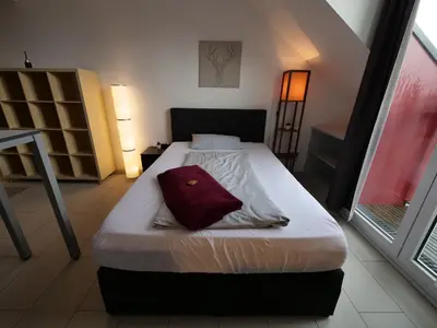 Ein Bett oder Betten in einem Zimmer der Unterkunft Rooftop Apartment by Rabe - Balkon, Parkplatz, Smart-TV, Netflix