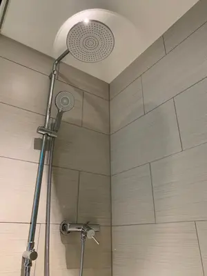 Ein Badezimmer in der Unterkunft Rooftop Apartment by Rabe - Balkon, Parkplatz, Smart-TV, Netflix