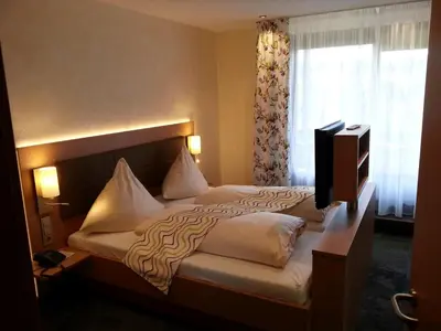 Ein Bett oder Betten in einem Zimmer der Unterkunft Wellness-Hotel Talblick