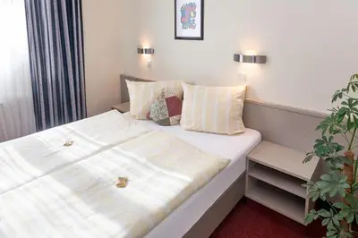 Ein Bett oder Betten in einem Zimmer der Unterkunft Sporthotel Öhringen