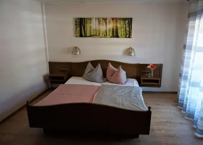 Ein Bett oder Betten in einem Zimmer der Unterkunft Gasthof Zum Löwen