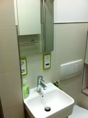 Ein Badezimmer in der Unterkunft Joanna Apartment - MA Rheinau 3
