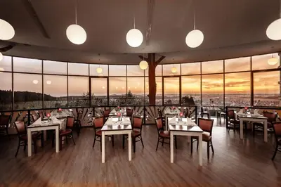 Ein Restaurant oder anderes Speiselokal in der Unterkunft Raitelberg Resort