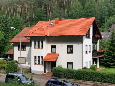 Das Gebäude in dem sich das Ferienhaus befindet