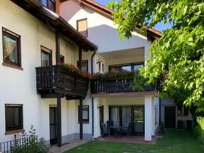 Das Gebäude in dem sich das Ferienhaus befindet