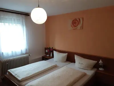 Ein Bett oder Betten in einem Zimmer der Unterkunft Hotel Gasthof Zur Krone