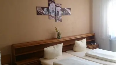 Ein Bett oder Betten in einem Zimmer der Unterkunft Hotel Gasthof Zur Krone