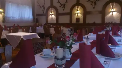 Ein Restaurant oder anderes Speiselokal in der Unterkunft Hotel Gasthof Zur Krone
