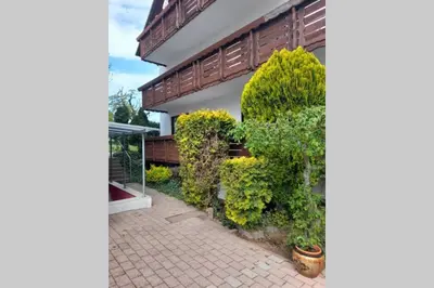 Ein Garten an der Unterkunft Gemütliche Unterkunft für Handwerker und Monteure