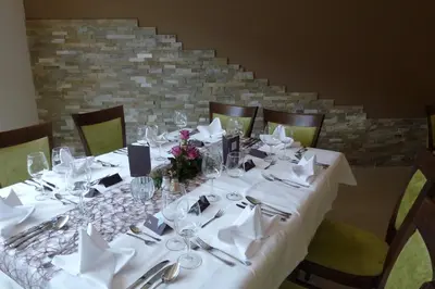 Ein Restaurant oder anderes Speiselokal in der Unterkunft Die Krone am Fluss - Landhotel Sindringen