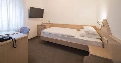 Ein Bett oder Betten in einem Zimmer der Unterkunft Hotel am Wasen