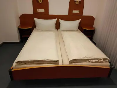 Ein Bett oder Betten in einem Zimmer der Unterkunft Hotel zur Eisenbahn