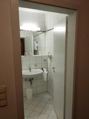 Ein Badezimmer in der Unterkunft Hotel zur Eisenbahn