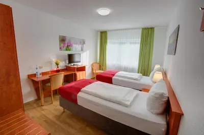 Ein Bett oder Betten in einem Zimmer der Unterkunft Hotel Leo Mühlhausen