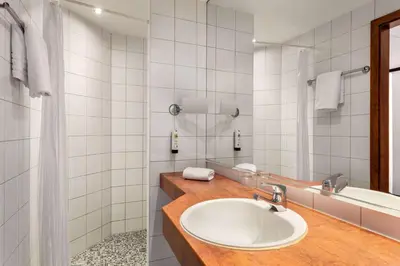 Ein Badezimmer in der Unterkunft Amedia Frankfurt Russelsheim Trademark Collection by Wyndham