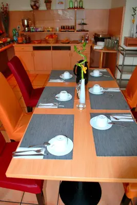 Ein Restaurant oder anderes Speiselokal in der Unterkunft Ariva Boardinghouse Platanenhof