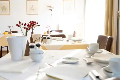 Ein Restaurant oder anderes Speiselokal in der Unterkunft Villa Benz Hotel garni