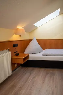 Ein Bett oder Betten in einem Zimmer der Unterkunft Hotel Mainperle