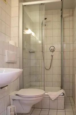 Ein Badezimmer in der Unterkunft Hotel Mainperle