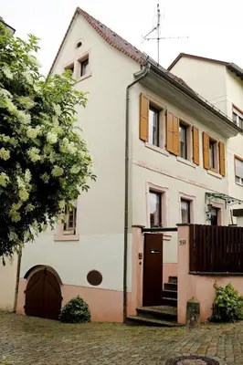 Das Gebäude in dem sich das Ferienhaus befindet