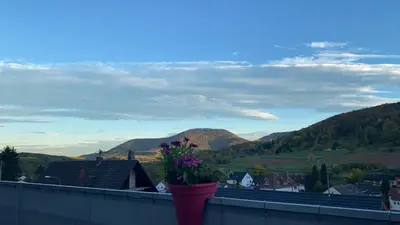 Ein allgemeiner Bergblick oder ein Berglick von der Ferienwohnung aus
