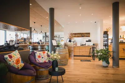 Ein Sitzbereich in der Unterkunft Weinzuhause Hotel-Restaurant-Vinothek