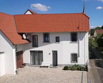 Das Gebäude in dem sich das Ferienhaus befindet
