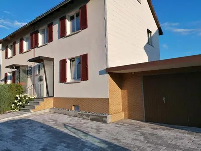 Das Gebäude in dem sich das Ferienhaus befindet