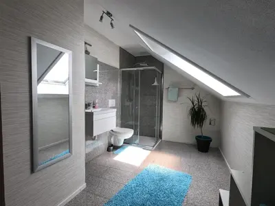 Ein Badezimmer in der Unterkunft Moderne Ferienwohnung in Durmersheim 2 Zi, Nähe Rhein und Messe KA