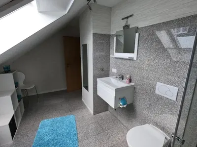 Ein Badezimmer in der Unterkunft Moderne Ferienwohnung in Durmersheim 2 Zi, Nähe Rhein und Messe KA