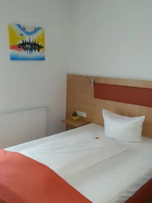 Ein Bett oder Betten in einem Zimmer der Unterkunft Hotel AVIVA by APOLONIA