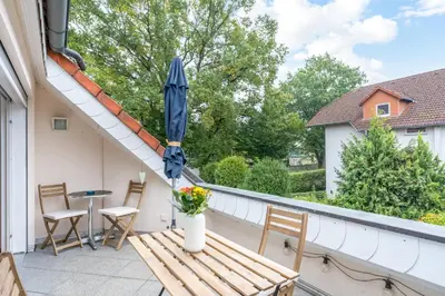 Ein Garten an der Unterkunft Veens Crew Home 7 Pax