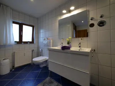 Ein Badezimmer in der Unterkunft Fachwerkhaus in ruhiger Altstadt by Rabe - eigene Terrasse, Smart-TV, Netflix